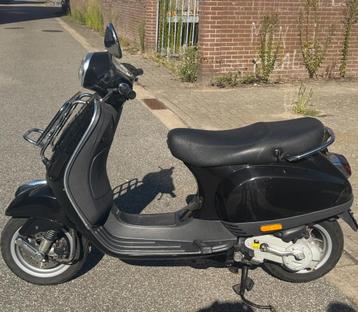 Zwarte Vespa scooter beschikbaar voor biedingen