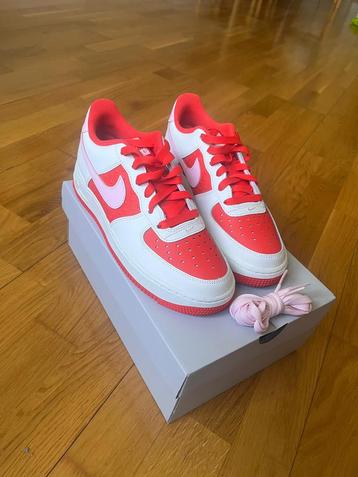 Nike Air Force 1 BG Valentine edition nuefs, taille 39 EURO. beschikbaar voor biedingen