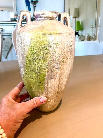  Vaas/pot in Amfora-stijl in gepatineerd terracotta beschikbaar voor biedingen