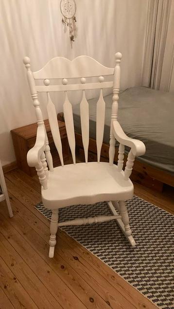Houten schommelstoel beschikbaar voor biedingen