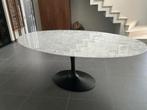 Ovale, carrara - marmeren Tulip tafel, Huis en Inrichting, Ophalen, 100 tot 150 cm, Eeno Saarinen, Zo goed als nieuw
