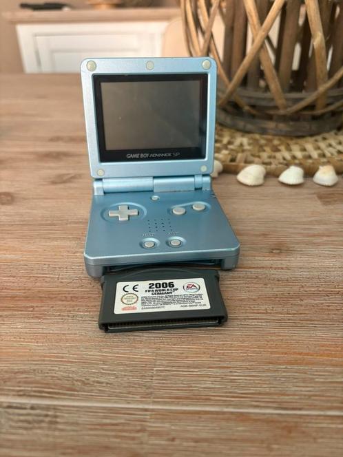 Game boy advanture SP +jeux fifa world cup germany 2006., Games en Spelcomputers, Spelcomputers | Nintendo Game Boy, Zo goed als nieuw