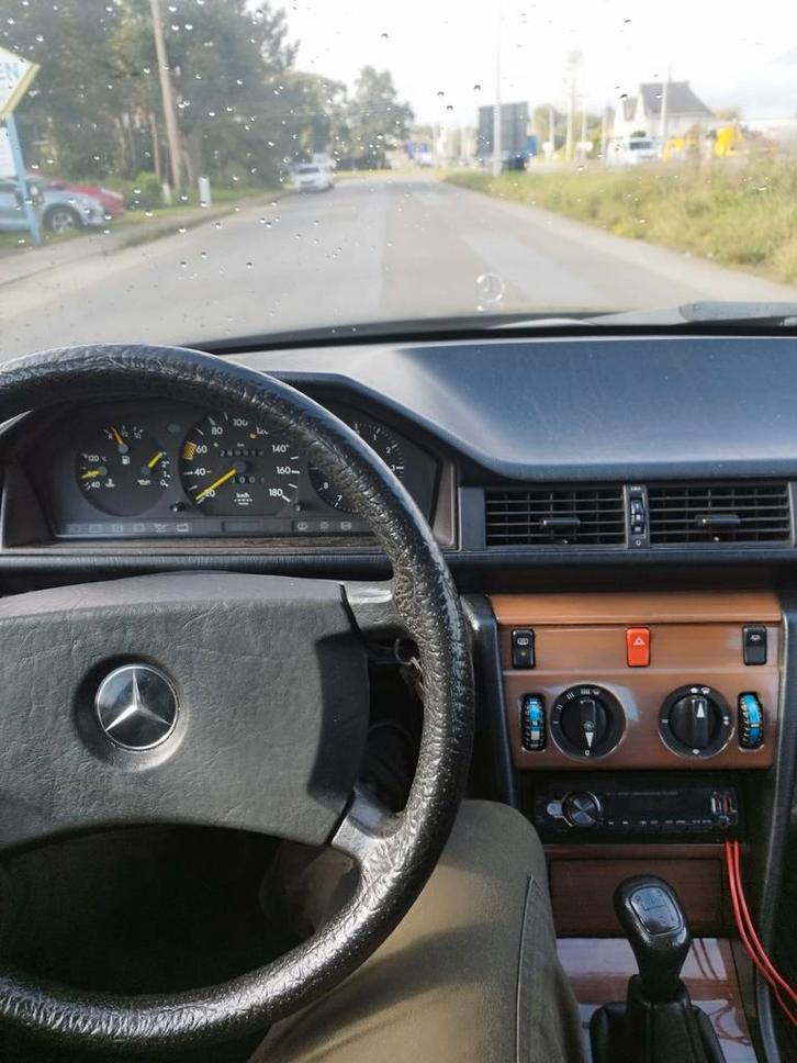 Mercedes 200 diesel, Autos, Mercedes-Benz, Particulier, Série 200, Diesel, 4 portes, Boîte manuelle, Brun, Noir, Cuir, Enlèvement