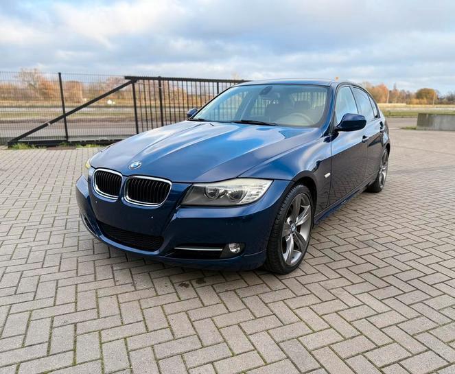 BMW 320 - ESSENCE - 2010 - AUTOMATIQUE 246 000 KM, Autos, BMW, Particulier, Série 3, ABS, Essence, Euro 5, Berline, 5 portes, Automatique