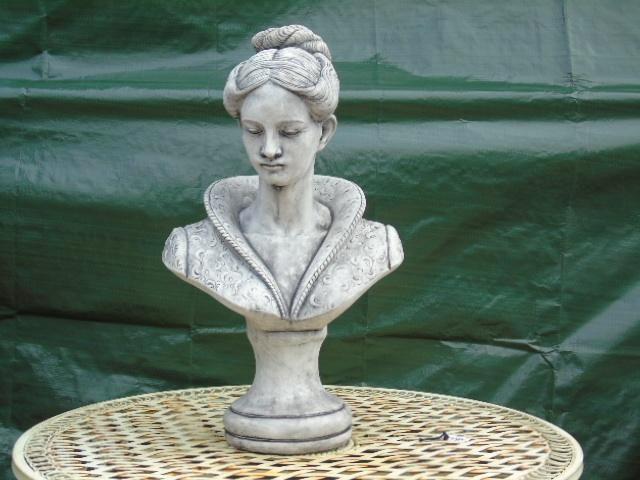 een buste van een vrouw met een stenen knotje., Tuin en Terras, Tuinbeelden, Nieuw, Overige typen, Steen, Ophalen of Verzenden
