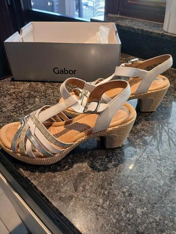 SANDALEN WIT-ZILVER beschikbaar voor biedingen