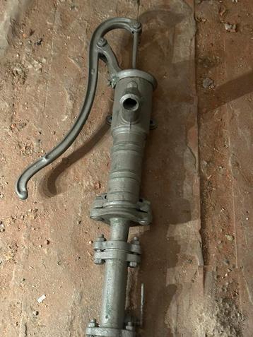 Oude waterpomp beschikbaar voor biedingen