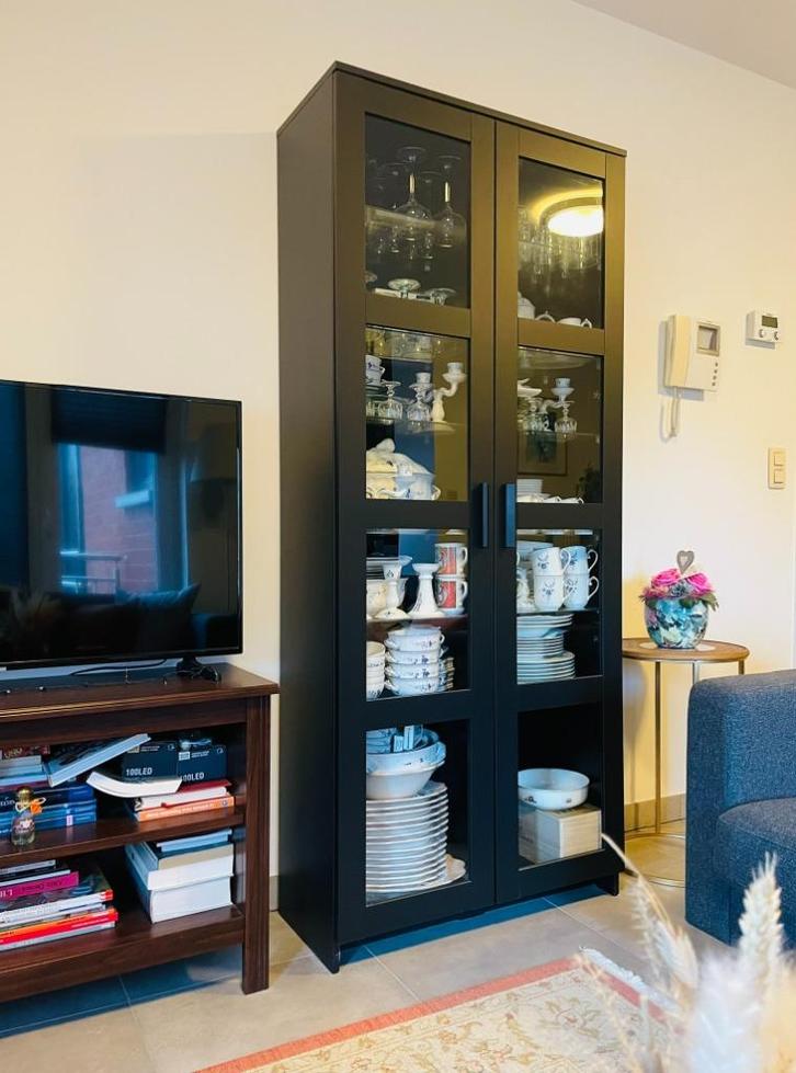Mooie vitrinekast BRIMNES (IKEA) in perfecte staat, Huis en Inrichting, Kasten | Vitrinekasten, Zo goed als nieuw, 150 tot 200 cm