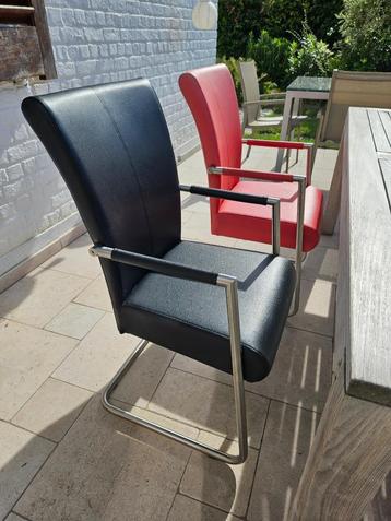 6 ZWARTE EN RODE EETKAMERSTOELEN VAN IMITATIELEER beschikbaar voor biedingen