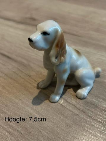 Beeldje zittende hond beschikbaar voor biedingen