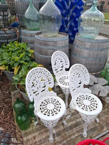 3 stuks gegoten aluminum zitstoeltjes vd tuin of terras beschikbaar voor biedingen