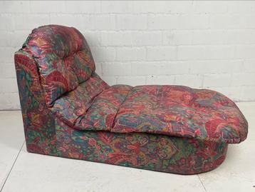 Kleurrijke chaise longue ligzetel flora bloemen patroon beschikbaar voor biedingen