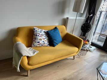 2 seater couch and centre table beschikbaar voor biedingen
