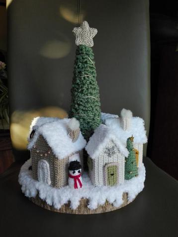 Kerstdecoratie - gehaakte winterse huisjes rond kerstboom beschikbaar voor biedingen