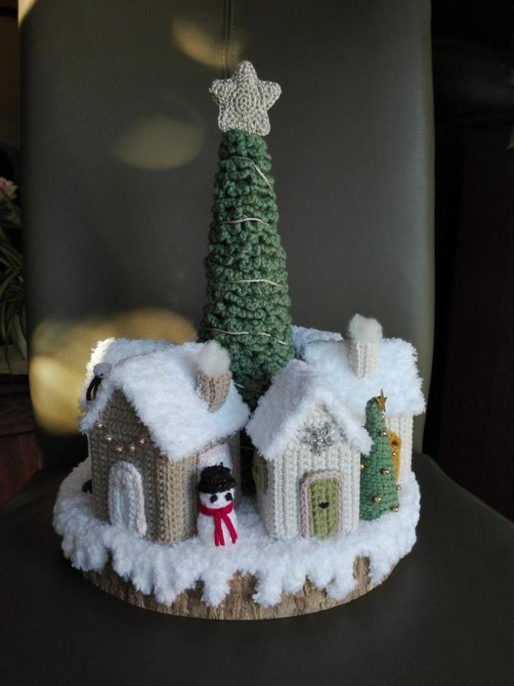 Kerstdecoratie - gehaakte winterse huisjes rond kerstboom, Diversen, Kerst, Verzenden