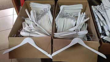 Honderden kleerhangers wit en bruin vanaf 0.20 euro beschikbaar voor biedingen