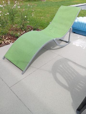 Twee ligstoelen beschikbaar voor biedingen
