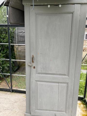 vintage kast beschikbaar voor biedingen