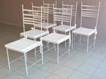 6 witte metalen stoelen met kussen beschikbaar voor biedingen