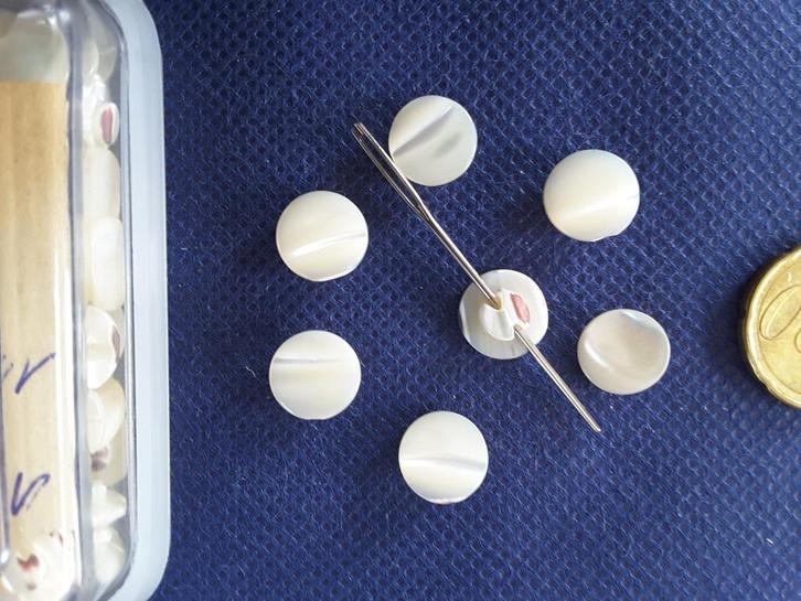 echt parelmoer knoop 11,5 mm met platte schacht B11141Q, Hobby en Vrije tijd, Naaien en Fournituren, Nieuw, Knoop of Knopen, Ophalen of Verzenden