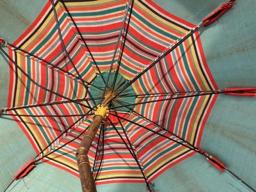 HEEL OUDE PARASOL IN ZEILDOEK. JAREN 50. BROCANTE, Antiek en Kunst, Curiosa en Brocante, Verzenden