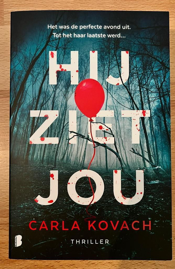 Carla Kovach - Hij ziet jou, Boeken, Thrillers, Zo goed als nieuw, Ophalen of Verzenden