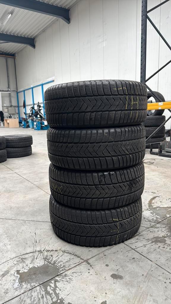 2354518 235/45R18 marque d'hiver Pirelli, Autos : Pièces & Accessoires, Commande, Enlèvement