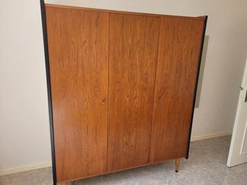 Vintage teakhouten kledingkast  beschikbaar voor biedingen