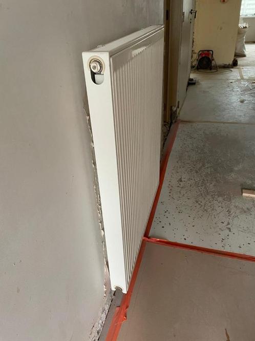 Radson radiator met thermostatische kraan, Doe-het-zelf en Bouw, Verwarming en Radiatoren, Zo goed als nieuw, Radiator, 80 cm of meer