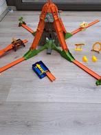 hot wheels racebaan vulkaan, Kinderen en Baby's, Speelgoed | Racebanen, Opwindmechanisme, Zo goed als nieuw, Ophalen, Racebaan