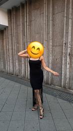 Belle robe avec détails en parfait état, Enlèvement ou Envoi, Comme neuf, Noir