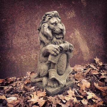 Betonnen tuinbeeld - leeuw met wapenschild