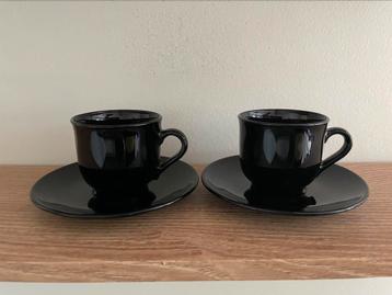 2 zwarte espressokopjes met schoteltjes beschikbaar voor biedingen