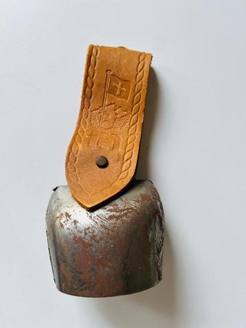 Koebel met leren riem met muurhanger beschikbaar voor biedingen