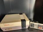 NES - Oude console + bakje + kabels, Games en Spelcomputers, Spelcomputers | Nintendo NES, Ophalen of Verzenden, Gebruikt, Met 1 controller