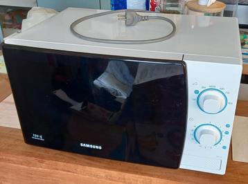Samsung microgolfoven met accessoire beschikbaar voor biedingen