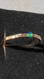 Mooie goudkleurige ring maat 19 met echte opaal triplet uit, Nieuw, Goud, 18 tot 19, Overige materialen