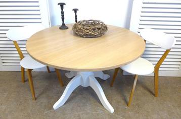 Mooie witte ronde landelijke eettafel beschikbaar voor biedingen