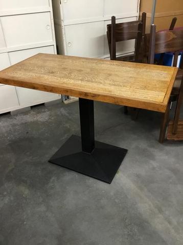 Stevige houten tafel met metalen voet beschikbaar voor biedingen