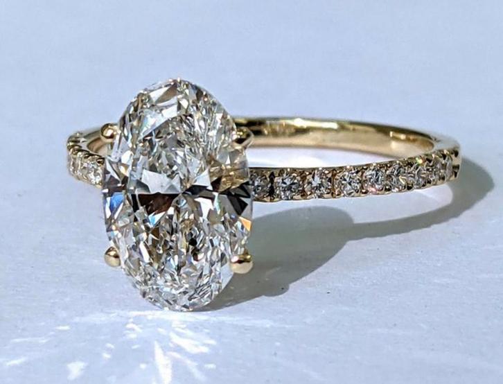 Ring - 18 karaat. Geelgoud - 2,29ct. Diamond (lab) E-VVS2, Handtassen en Accessoires, Ringen, Zo goed als nieuw, Dame of Heer