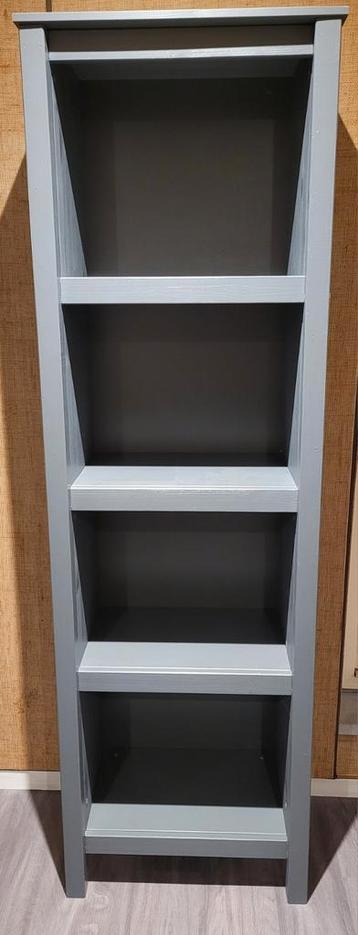 Grijze boekenkast beschikbaar voor biedingen