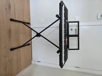 Keyboard Yamaha met staander beschikbaar voor biedingen