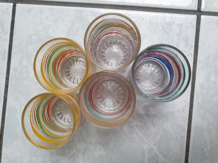 Vijf Glas Kleurrijk Golven, Verzamelen, Glas en Drinkglazen, Gebruikt, Borrel- of Shotglas, Ophalen