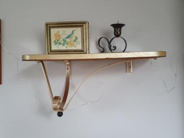 Retro wandplankje beschikbaar voor biedingen