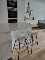 2 moderne barstoelen – wit met zwart metalen onderstel, Ophalen of Verzenden, Zo goed als nieuw, Kunststof