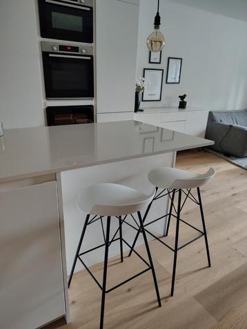 2 moderne barstoelen – wit met zwart metalen onderstel beschikbaar voor biedingen