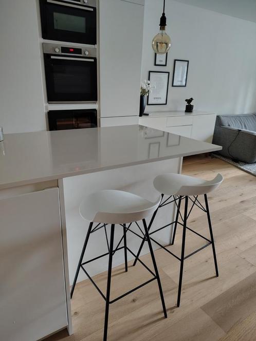 2 moderne barstoelen – wit met zwart metalen onderstel, Huis en Inrichting, Barkrukken, Zo goed als nieuw, Kunststof, Ophalen of Verzenden