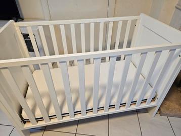 Babybedje met matras beschikbaar voor biedingen