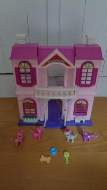 Huisje met 4 poezen en accessoires beschikbaar voor biedingen