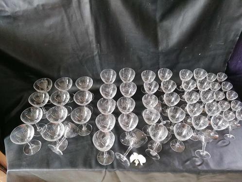 VSL - „OUCHY” gegraveerd kristallen servies, 56 stuks, Antiek en Kunst, Antiek | Glaswerk en Kristal, Ophalen of Verzenden